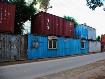 La estrategia oficial abarca módulos comunitarios ante fallas eléctricas en el oriente de la isla y también viviendas modulares, con una meta de más de 3.500 unidades solo en La Habana. (Imagen de cortesía)