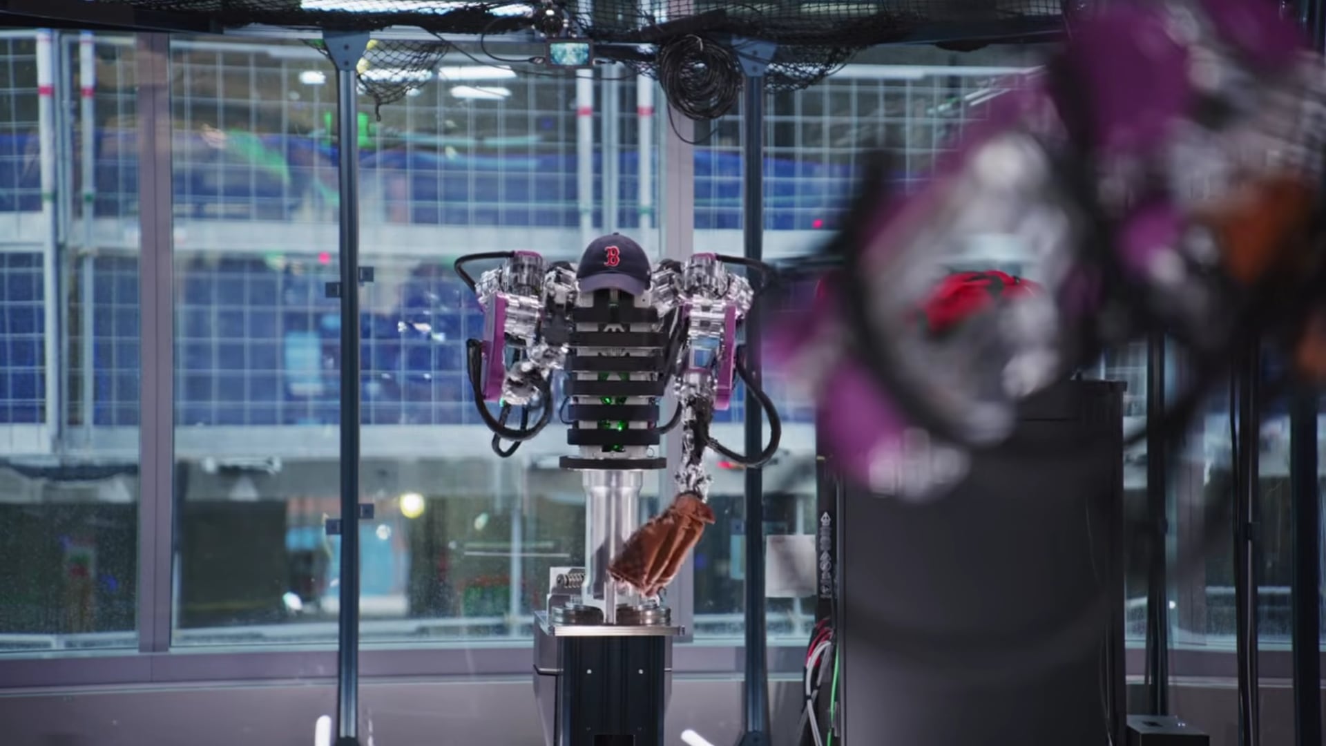 A diferencia de los robots industriales rígidos, AthenaZero opera en un rango amplio de fuerzas, entre la delicadeza y la energía según la tarea. (Captura de video)