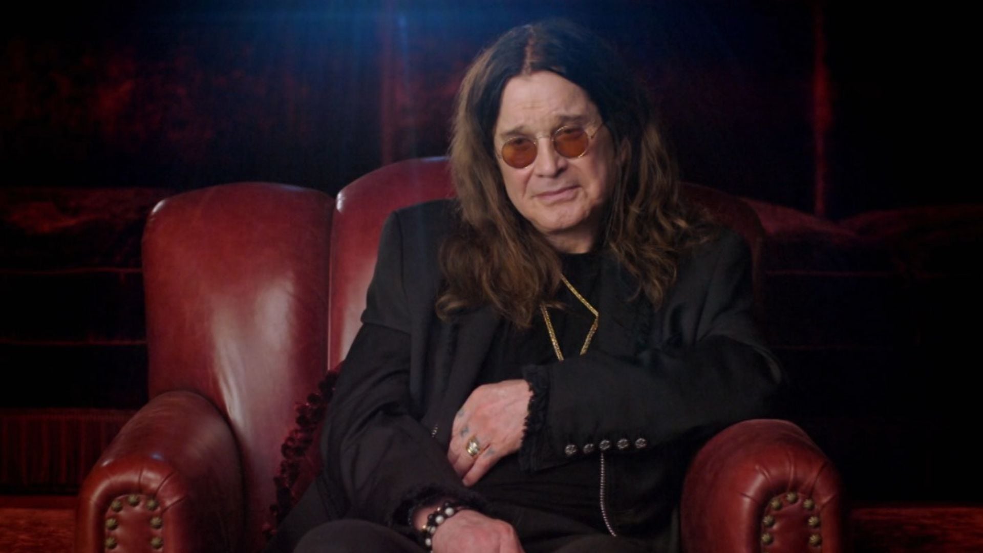 Elton John acompañó a Ozzy Osbourne durante su recuperación tras el accidente en cuatriciclo en 2003, demostrando amistad y solidaridad genuina (Créditos: A&E/vía DGO)