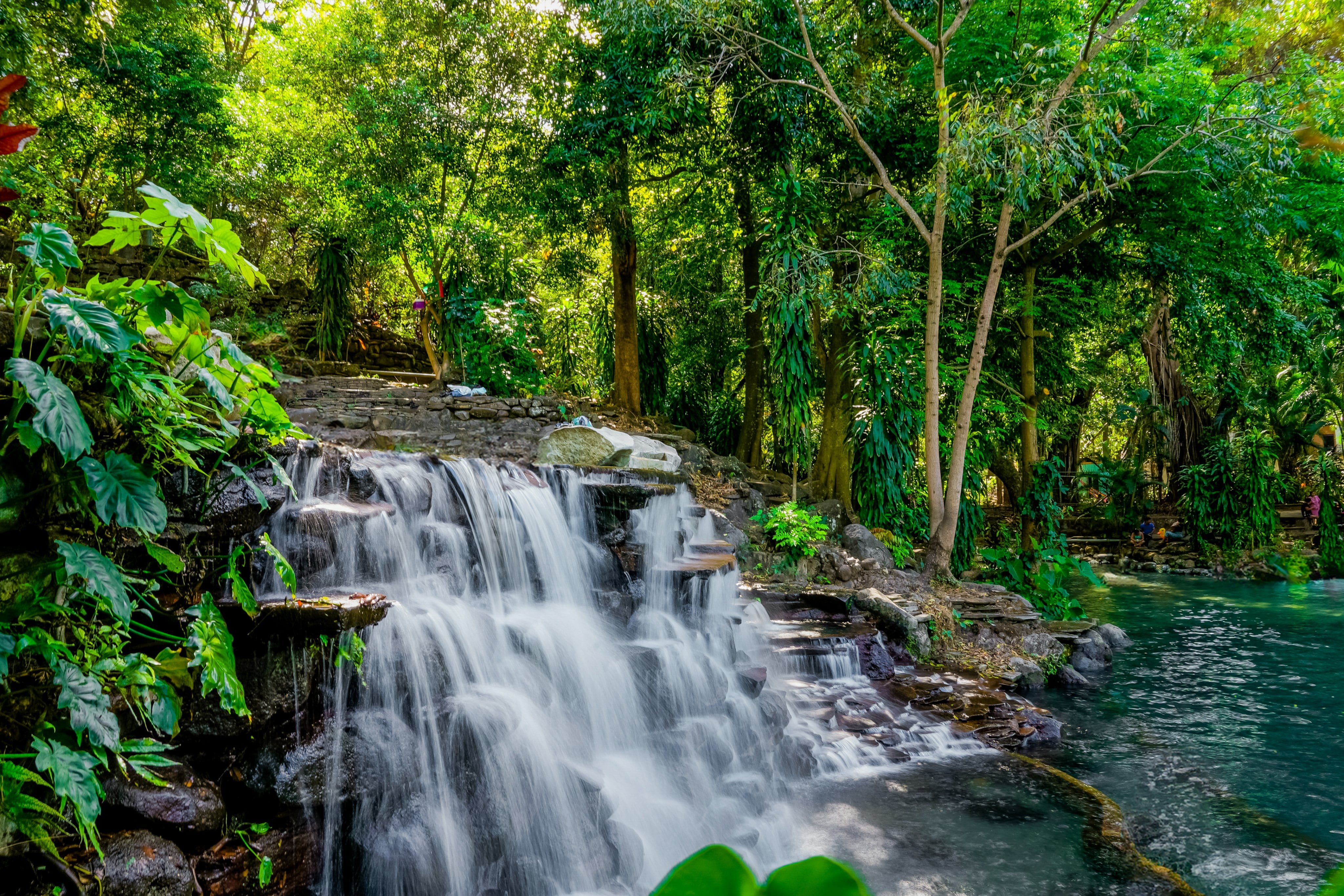 El Parque Recreativo Amapulapa, ubicado en San Vicente, es un destino popular para familias y turistas. Ofrece piscinas naturales alimentadas por aguas termales, áreas verdes y espacios para picnic. Sus instalaciones permiten la realización de actividades al aire libre y el disfrute de la naturaleza. Es reconocido por su ambiente tranquilo, la vegetación abundante y su accesibilidad, convirtiéndose en un punto de encuentro para la recreación local./ (ISTU)