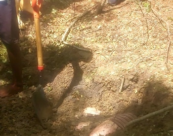 Personal militar realizó labores de reconocimiento que permitieron ubicar los cuerpos enterrados.