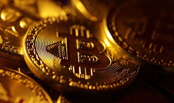Representaciones físicas del Bitcoin. (REUTERS/Dado Ruvic/Illustration/File Photo)