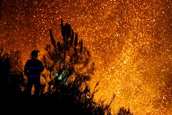 Un vecino ve el avance del fuego, a 25 de agosto de 2025, en A Pobra de Brollón, Lugo, Galicia (España). (Carlos Castro/Europa Press)
