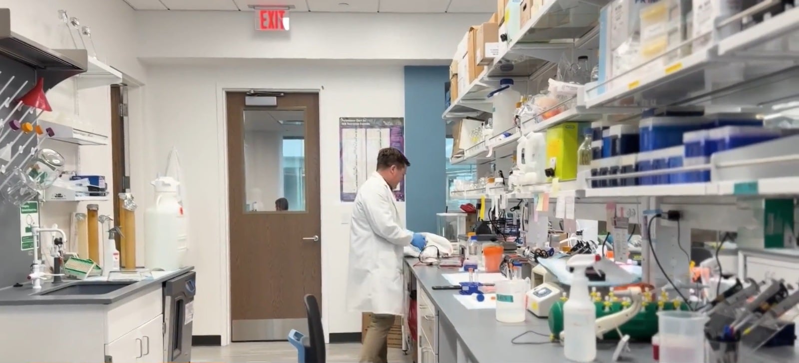 El Dr. Waitman Aumann y Declan Foley buscan en Emory un tratamiento menos agresivo para la leucemia infantil que no ataque todo el organismo