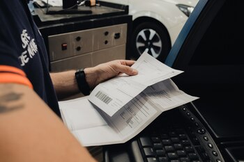 Trabajador de la ITV comprobando