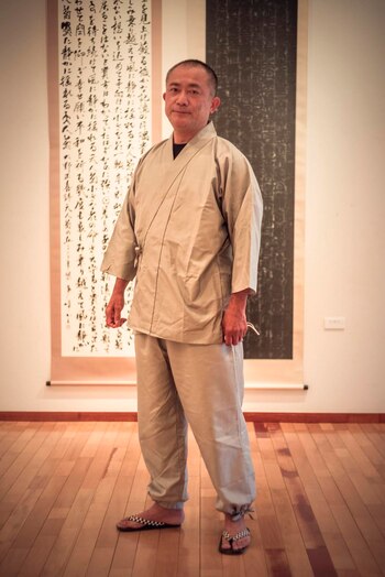 La muestra incluye piezas en