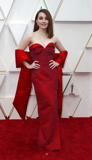 Kaitlyn Dever - Para Gaby Gurmandi, "lució un atuendo en Louis Vuitton vintage, espléndida, con el color, el escote corazón y al cuerpo, excelente elección"