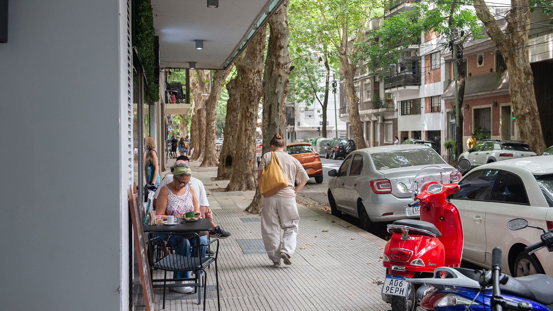 Después del accidente las mesas de la cafetería están en la vereda, pero bajo techo (Foto/Jaime Olivos)