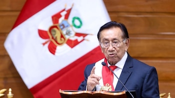 Presidente José María Balcázar dijo que postergaría su viaje al Vaticano unos días, pero su movimiento migratorio lo desmiente