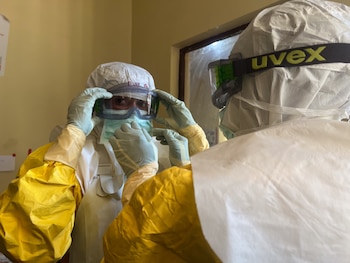 Enfermeras de MSF verifican que su equipo de protección esté bien colocado antes de entrar a las habitaciones de los pacientes en el centro de tratamiento del ébola de Bukavu, en Kivu del Sur. (Foto: Tracy Makhlouf/MSF, 19 de junio)