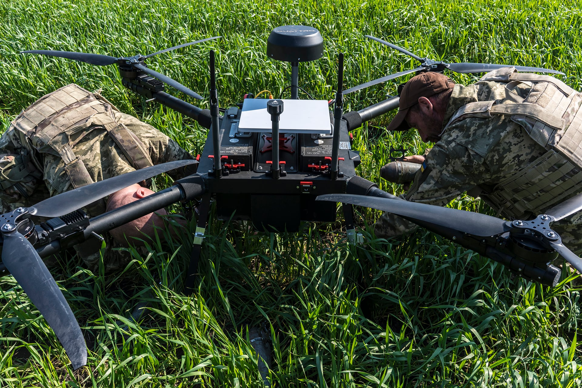 Infantes de marina acoplan subfusiles de entrenamiento al dron. (Brendan Hoffman/Para The Washington Post)