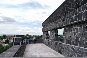 Los visitantes observan desde el exterior del Museo Anahuacalli en la Ciudad de México, el martes 20 de agosto de 2024. Ideado por el artista mexicano Diego Rivera, su nombre, Anahuacalli, se traduce del idioma náhuatl como "casa rodeada de agua". (AP Foto/Eduardo Verdugo)