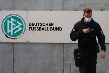 Un policía frente a la sede de la Federación Alemana de Fútbol (DFB, por sus siglas en alemán) mientras las autoridades fiscales germanas registran las oficinas. Fráncfort, Alemania. REUTERS/Kai Pfaffenbach