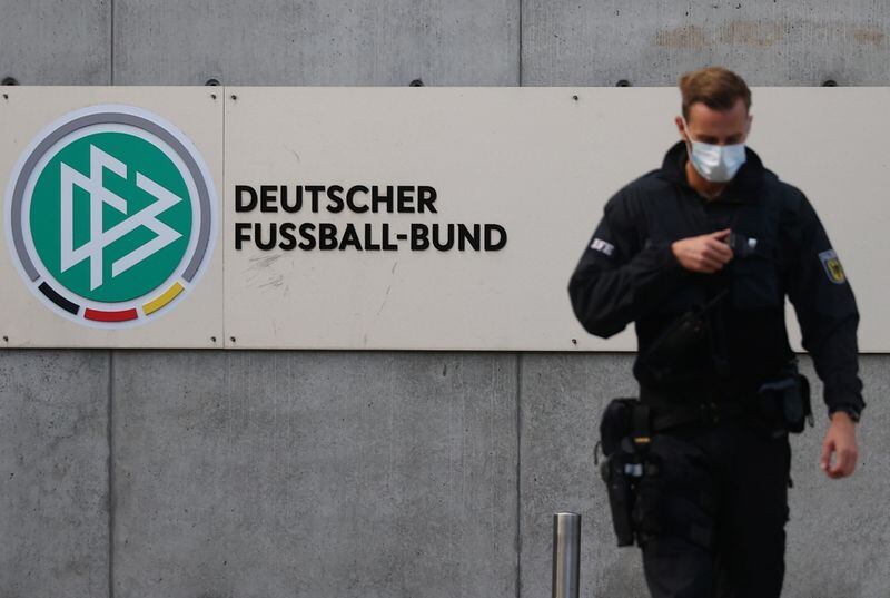 Un policía frente a la sede de la Federación Alemana de Fútbol (DFB, por sus siglas en alemán) mientras las autoridades fiscales germanas registran las oficinas. Fráncfort, Alemania. REUTERS/Kai Pfaffenbach