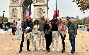 Dibu con sus comitiva en