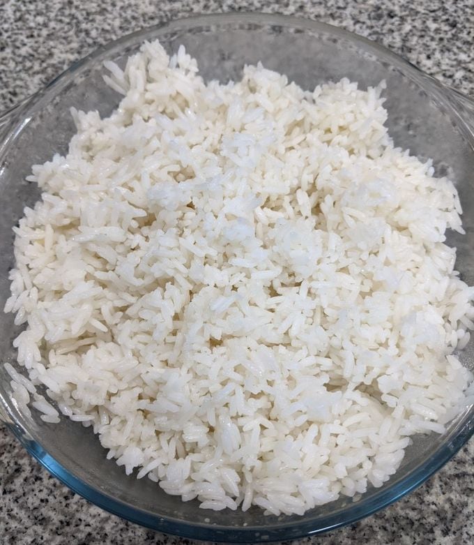 Lavar el arroz ayudar a hidratar este cereal antes de su cocción. Foto: Cooked