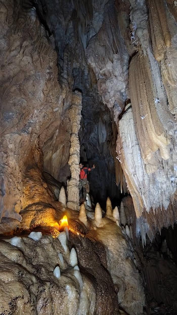 Impresionantes formaciones de estalactitas, estalagmitas