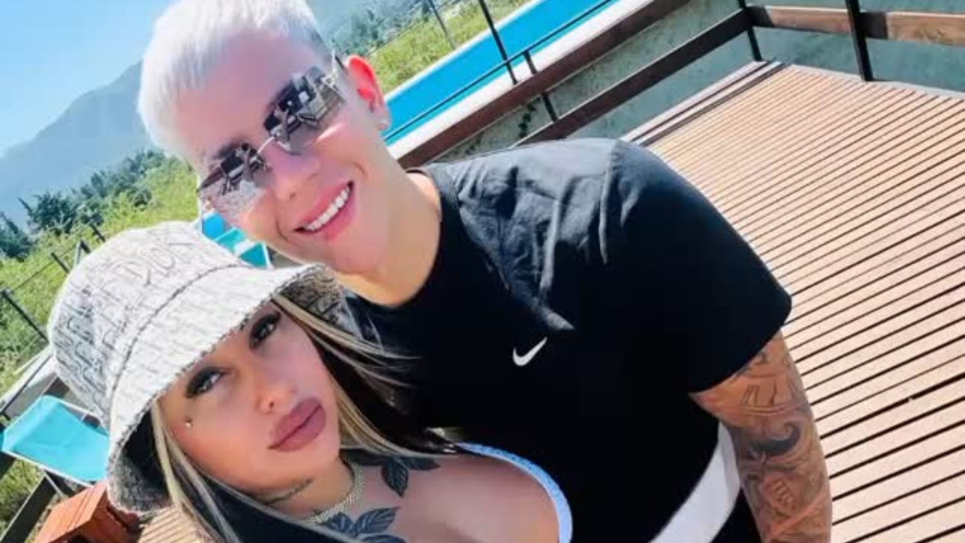 La joven empresaria y su pareja reaparecieron con looks combinados y un beso que puso fin a su distanciamiento (Instagram)