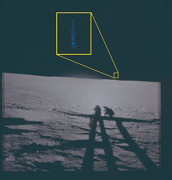 Una imagen del espacio y la superficie lunar con largas sombras. Un recuadro amarillo resalta un objeto luminoso azul, borroso y vertical