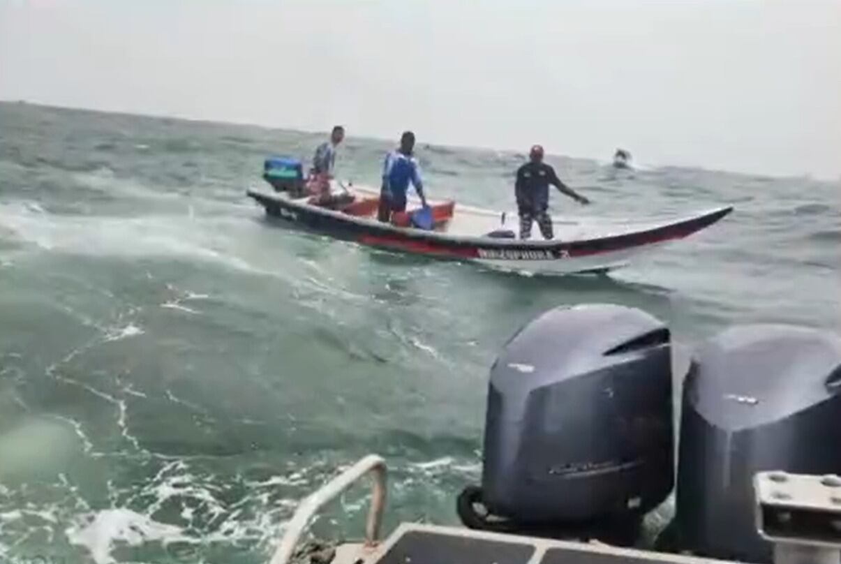Este es el momento en que los guardacostas de la Armada Nacional participan en las labores de rescate de otra embarcación hundida en aguas de Buenaventura. Foto Armada Nacional