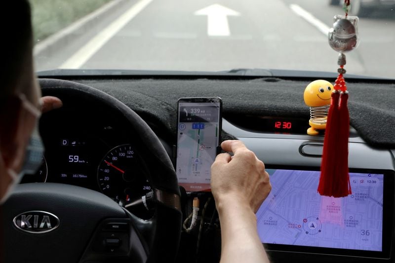 La multa por utilizar el celular al volante en Costa Rica asciende a ¢123.000. REUTERS/Tingshu Wang/Archivo