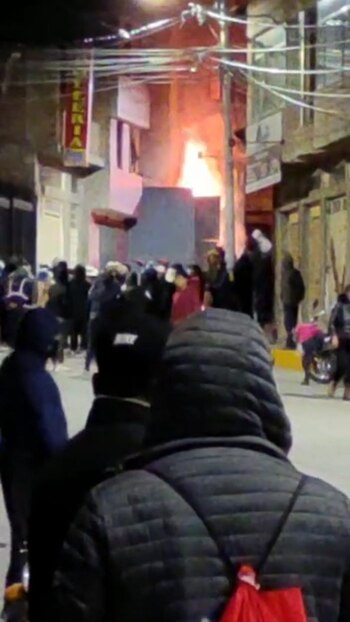 Prenden fuego a filial del