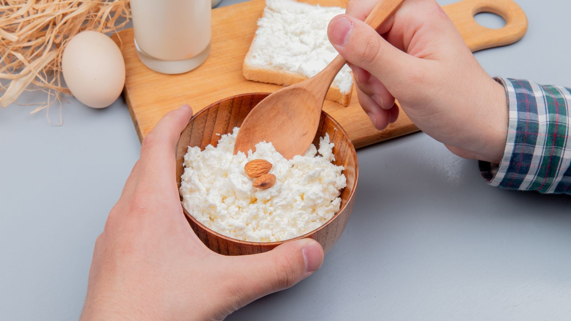 El kéfir actúa como probiótico, refuerza la función defensiva intestinal y contribuye a la salud digestiva con una mayor diversidad de bacterias que el yogur (Freepik)