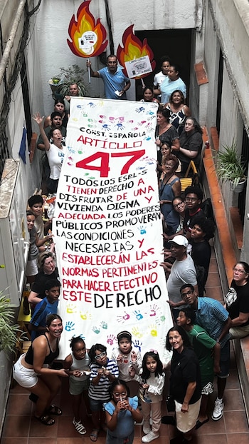 Los vecinos de General Lacy 22 recuerdan que el artículo 47 de la Constitución reconoce el derecho al disfrute de una vivienda digna y adecuada. (Cedida a Infobae)