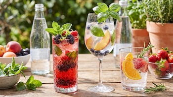 Cócteles con agua mineral, frutos dulces y hojas aromáticas: recetas refrescantes para preparar en casa