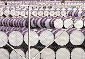 Imagen de archivo de barriles de petróleo. EFE/Bagus Indahono