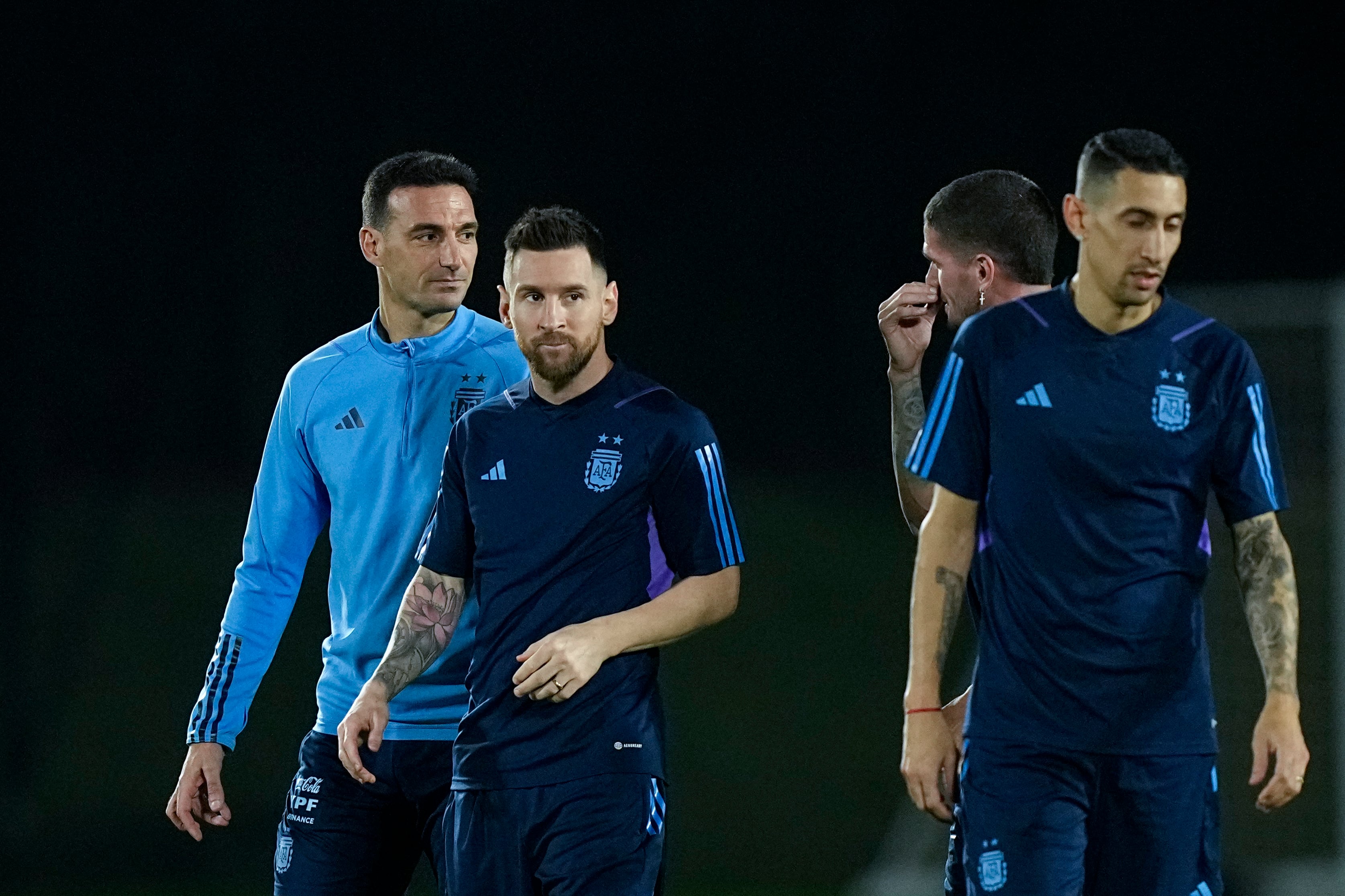 Ángel Di María pidió que sigan en el seleccionado nacional entrenador Lionel Scaloni y Lionel Messi (AP Foto/Jorge Sáenz)