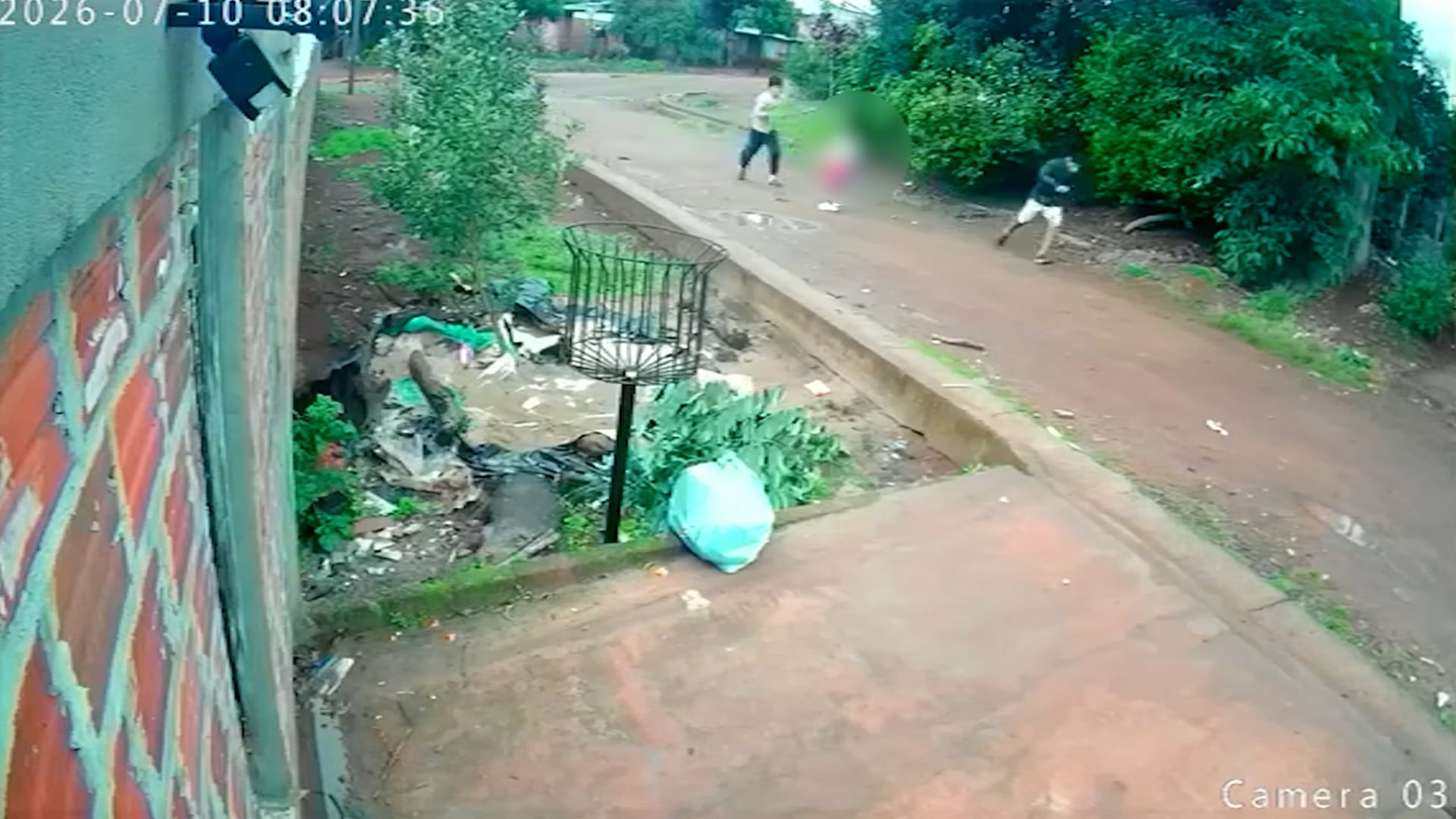 El momento en que el padre de la víctima puso en fuga al captor de su hija.