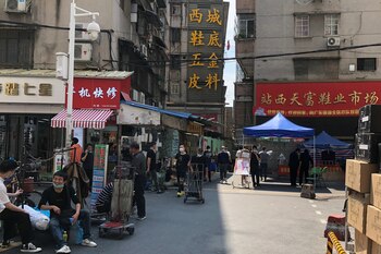 Se ve un punto de control temporal de la temperatura detrás de los bulliciosos mercados de la zona de Sanyuanli de Guangzhou, este 13 de abril de 2020. (REUTERS / David Kirton)