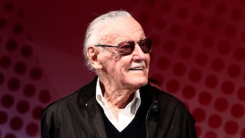 Stan Lee continuó asistiendo a convenciones y sesiones de firmas hasta pocos meses antes de su fallecimiento en 2018. (Photo by Behrouz MEHRI / AFP)