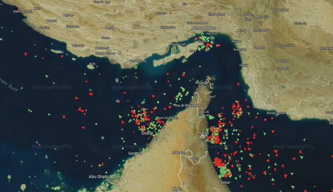El tráfico en el estrecho de Ormuz registra mínimos este 24 de agosto, con el paso reducido a una fracción de su promedio habitual tras las amenazas y sanciones de Teherán. (Captura: Reuters / Marine Traffic)