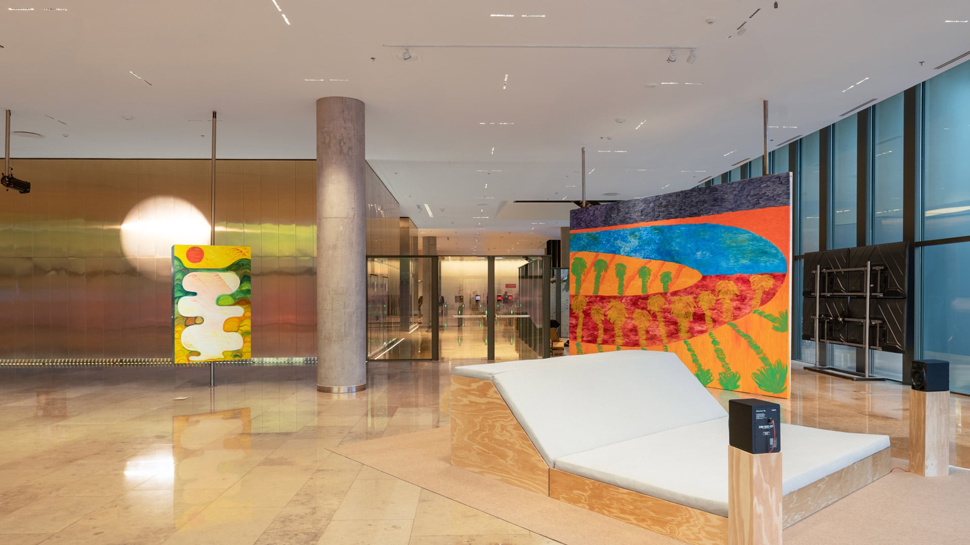 El abordaje responde a una estrategia curatorial que busca explorar, desde el primer momento, la fusión entre lo público y lo privado a través de la acción de salir, observar y volver a entrar