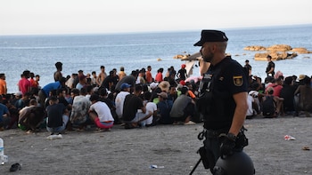 Los migrantes de la playa ceutí de El Trampolín son reubicados en un centro para subsaharianos y otro de magrebíes