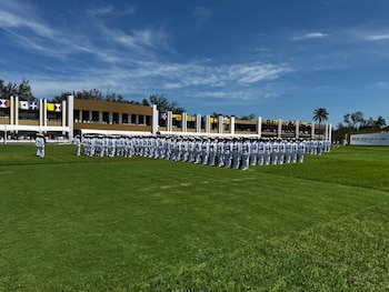 Agrupamiento de los más de 400 cadetes que realizaron el juramento a la bandera. Crédito: Juan Castillo - Infobae México