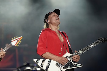 Matthias Jabs de la banda alemana Scorpions durante su presentación en la 25ª edición del festival de música Vive Latino en la Ciudad de México, el sábado 15 de marzo de 2025. (Foto AP/Aurea Del Rosario)