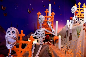 Presentación del tradicional altar de muertos de la Casa de México en España, inspirado este año en las montañas de Michoacán y dedicado al cantante y compositor mexicano Agustín Lara realizado por la diseñadora Beatriz Redo. EFE/ Borja Sanchez-Trillo
