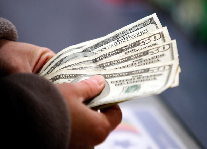 Una persona casada puede solicitar una cuota alimenticia a su cónyuge si sus ingresos no cubren sus necesidades dentro del hogar. (REUTERS/Jessica Rinaldi)