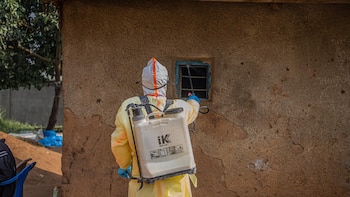 RDC lanza una campaña de vacunación para trabajadores de primera línea frente al ébola, con unos 2.800 muertos