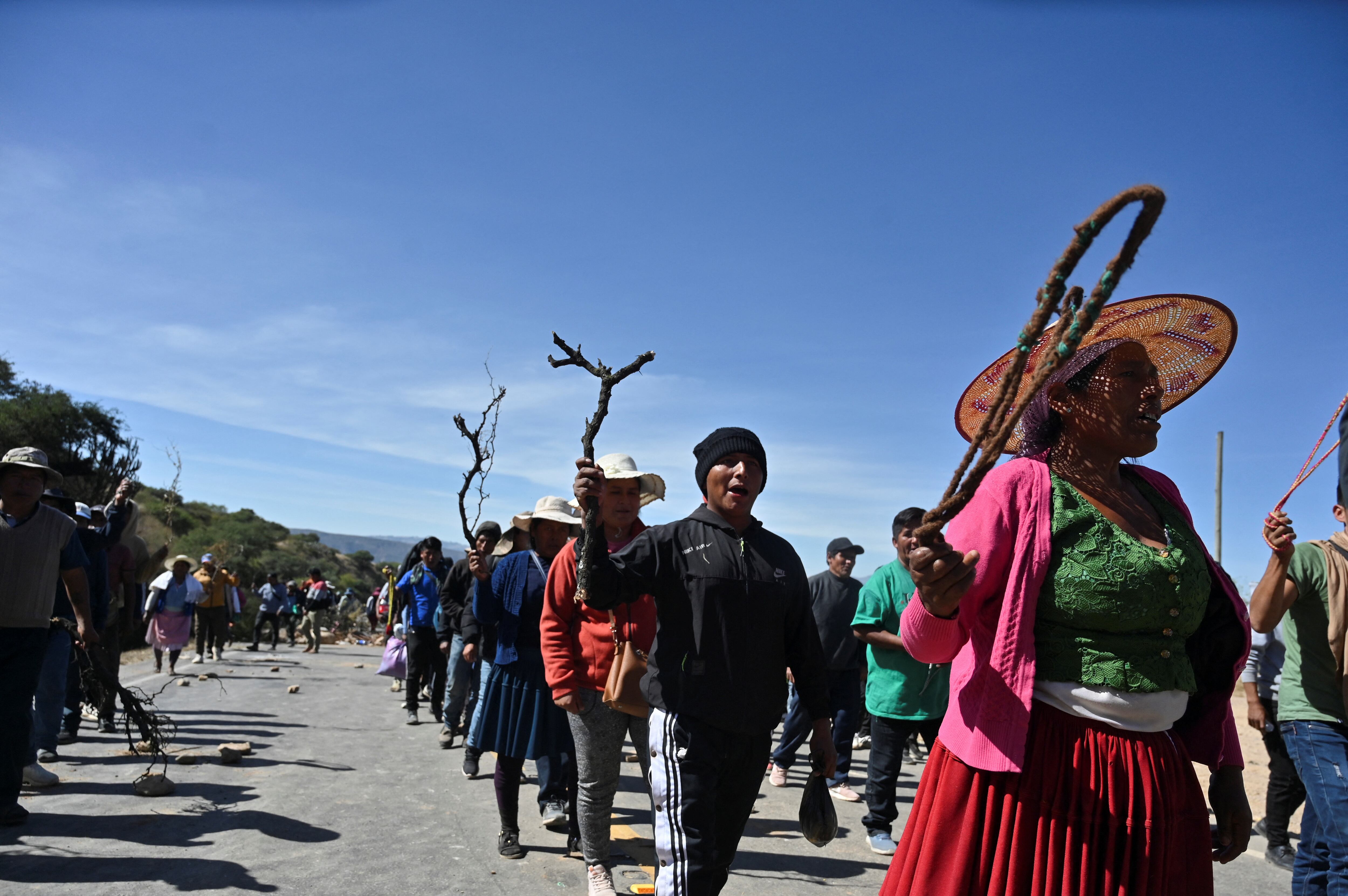 Un partidario del expresidente Evo Morales agita una honda mientras los manifestantes continúan bloqueando las carreteras que conectan el este y el oeste de Bolivia, en la localidad de Parotani, Cochabamba, Bolivia, el 9 de junio de 2025 (REUTERS/Claudia Morales)
