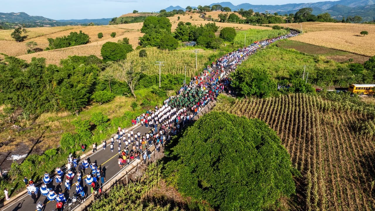 Más de 750 estudiantes participan en un desfile cívico sobre la carretera pavimentada de Los Toles (Foto cortesía Ministerio de Educación)