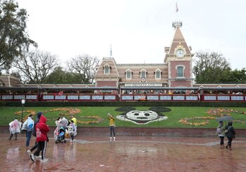 Imagen de archivo de una vista general de la entrada del parque temático Disneyland en Anaheim, California, Estados Unidos. 13 de marzo, 2020. REUTERS/Mario Anzuoni/Archivo