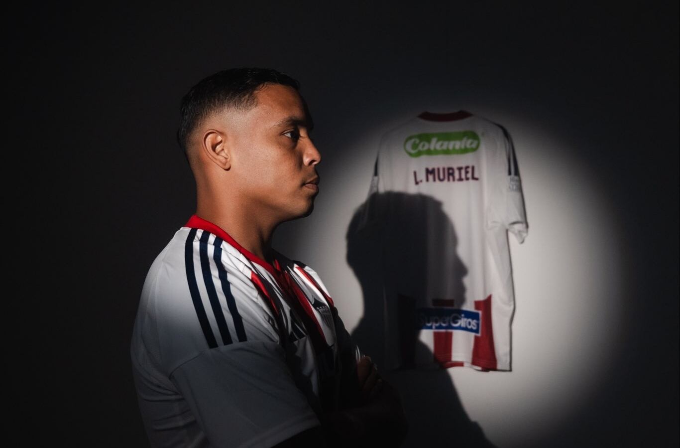 El delantero llegó procedente del fútbol de Estados Unidos para reforzar al cuadro Tiburón -crédito @JuniorClubSA/X