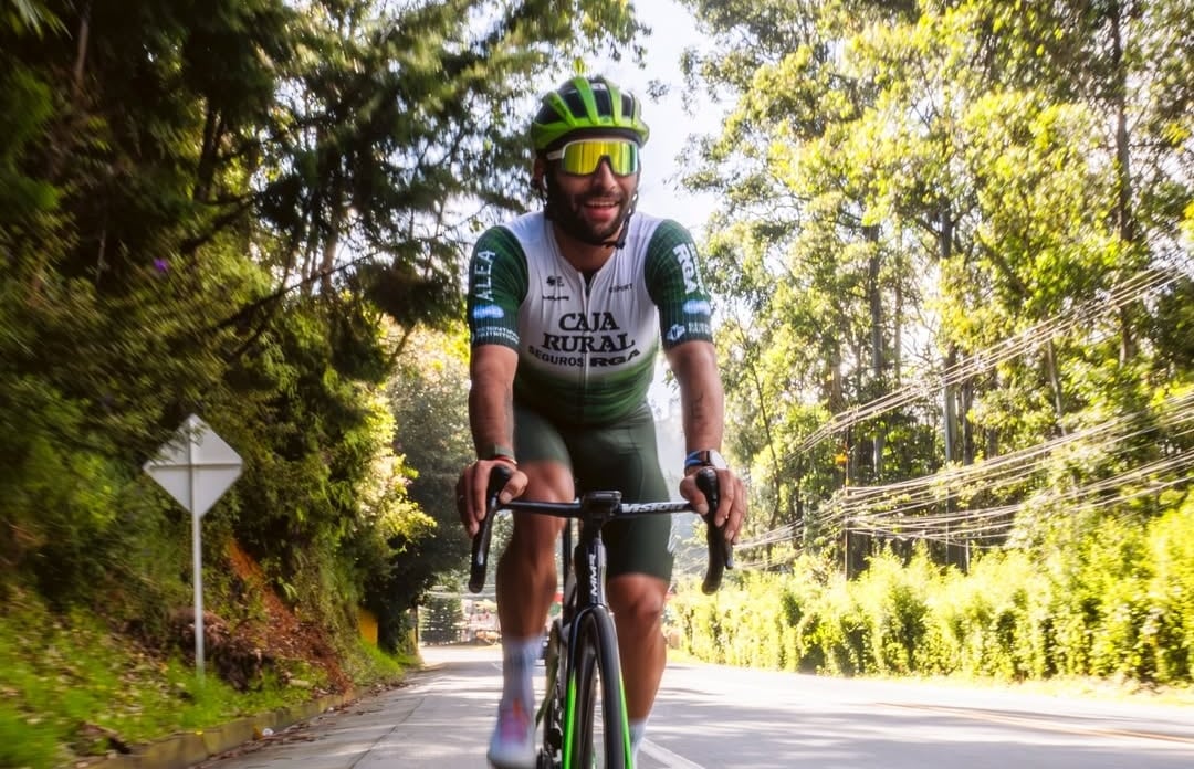 Fuerte caída de Fernando Gaviria en el Tour: habría sufrido fractura de clavícula