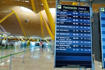 Paneles informativos de la T4 del Aeropuerto de Madrid-Barajas Adolfo Suárez durante el primer día con nuevas restricciones en la movilidad, en Madrid, (España)
Jesús Hellín - Europa Press