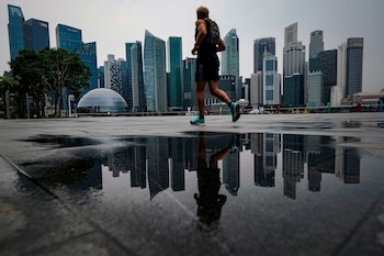 Un corredor pasa por el