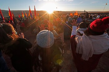 Ciudadanos bolivianos reciben los primeros rayos del sol durante el recibimiento del 5529 nuevo Año Andino Amazónico y del Chaco, hoy en las ruinas de Tiahuanaco (Bolivia). EFE/Martin Alipaz